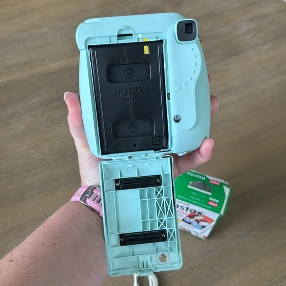 Fujifilm Instax Mini 9 Instant Camera (Ice Blue) with Instax Mini Film Pack - Picture 9 of 9